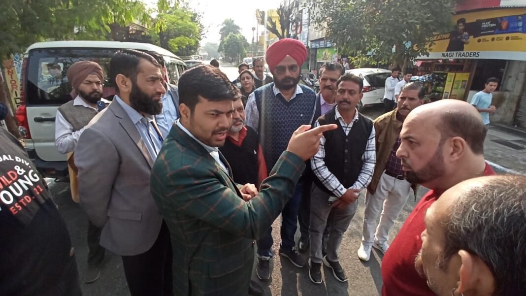 Commissioner, JMC conducts tour of Ward No. 53 Trikuta Nagar