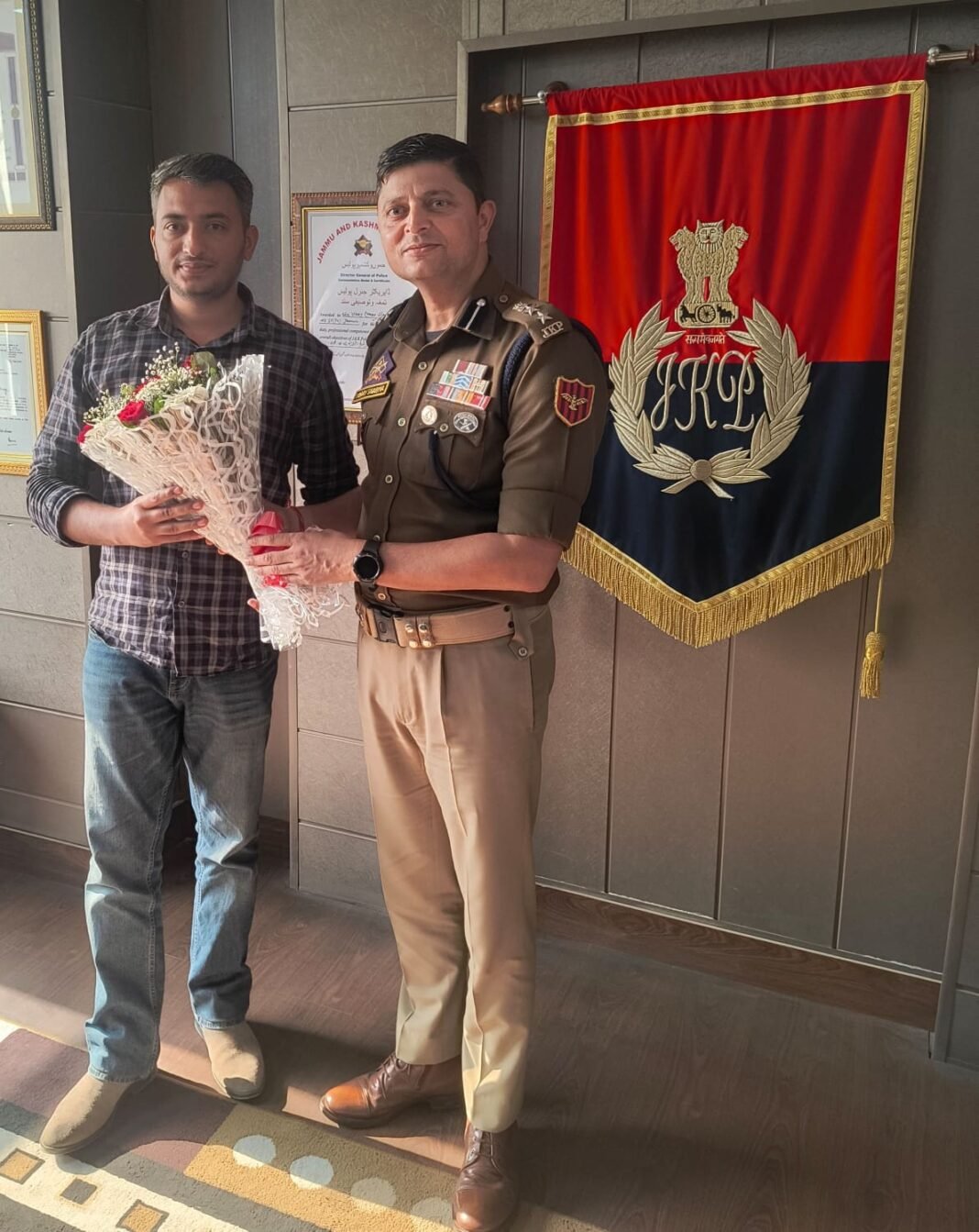 SSP VINAY SHARMA FELICITATES UPSC CIVIL SERVICES QUALIFIER, JKAS-2023 TOPPER HAILING FROM DISTRICT SAMBA