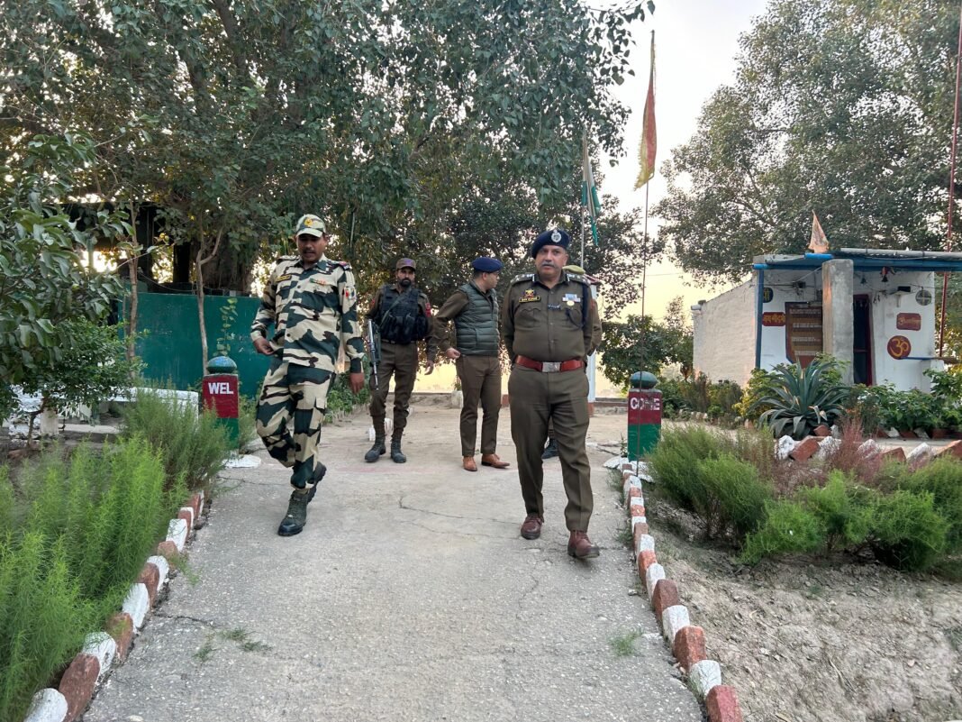 DIG JSK RANGE SHIV KUMAR SHARMA IPS VISITED BORDER AREA OF ARNIA ,BISHNAH AND R.S.PURA.