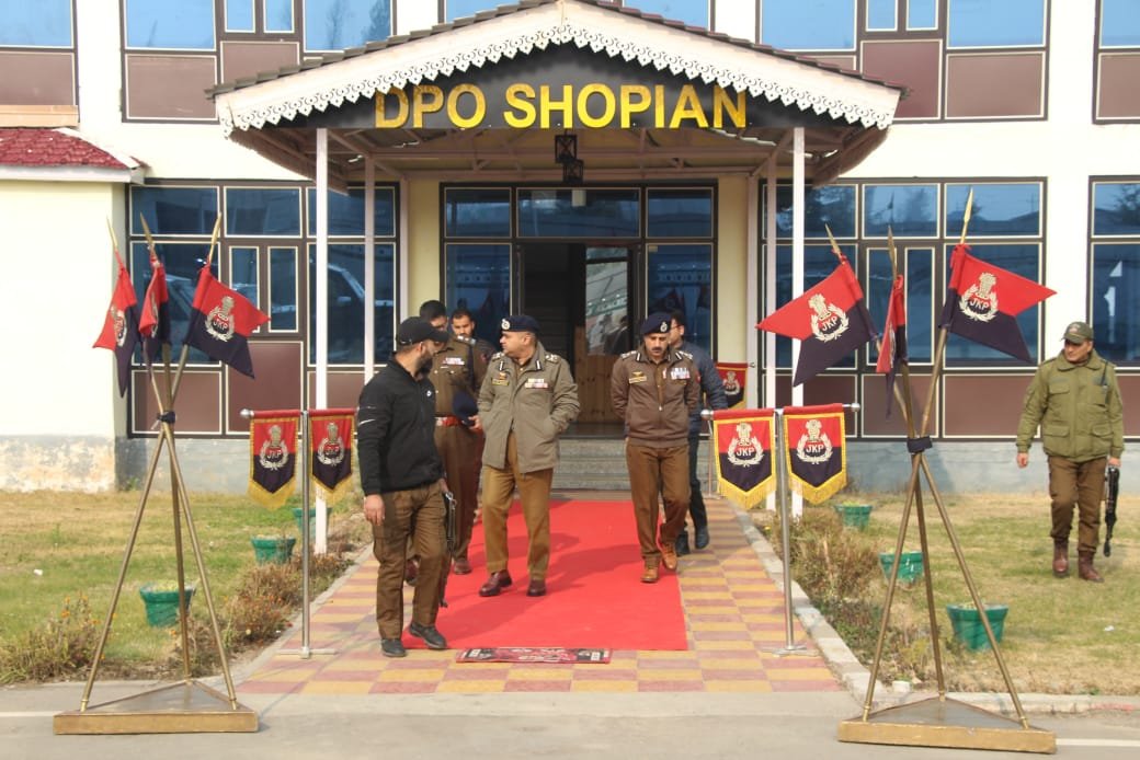 IGP Kashmir visits district Shopian, reviews crime, security