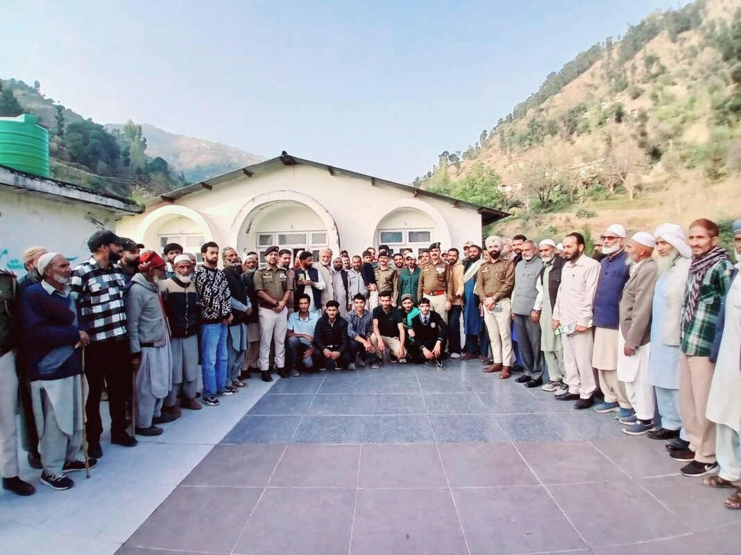 Gambhir Mughlan public meeting of police sees active participation