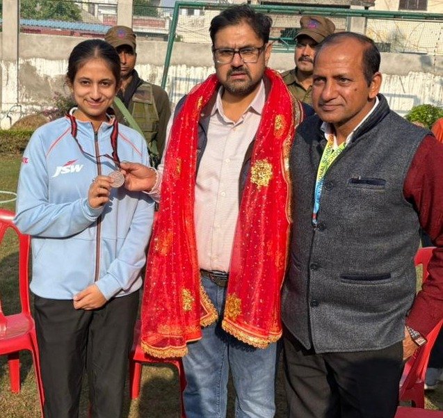 Satish Sharma meets Fencer Chhavi Sharma; assures full government support in her endeavours