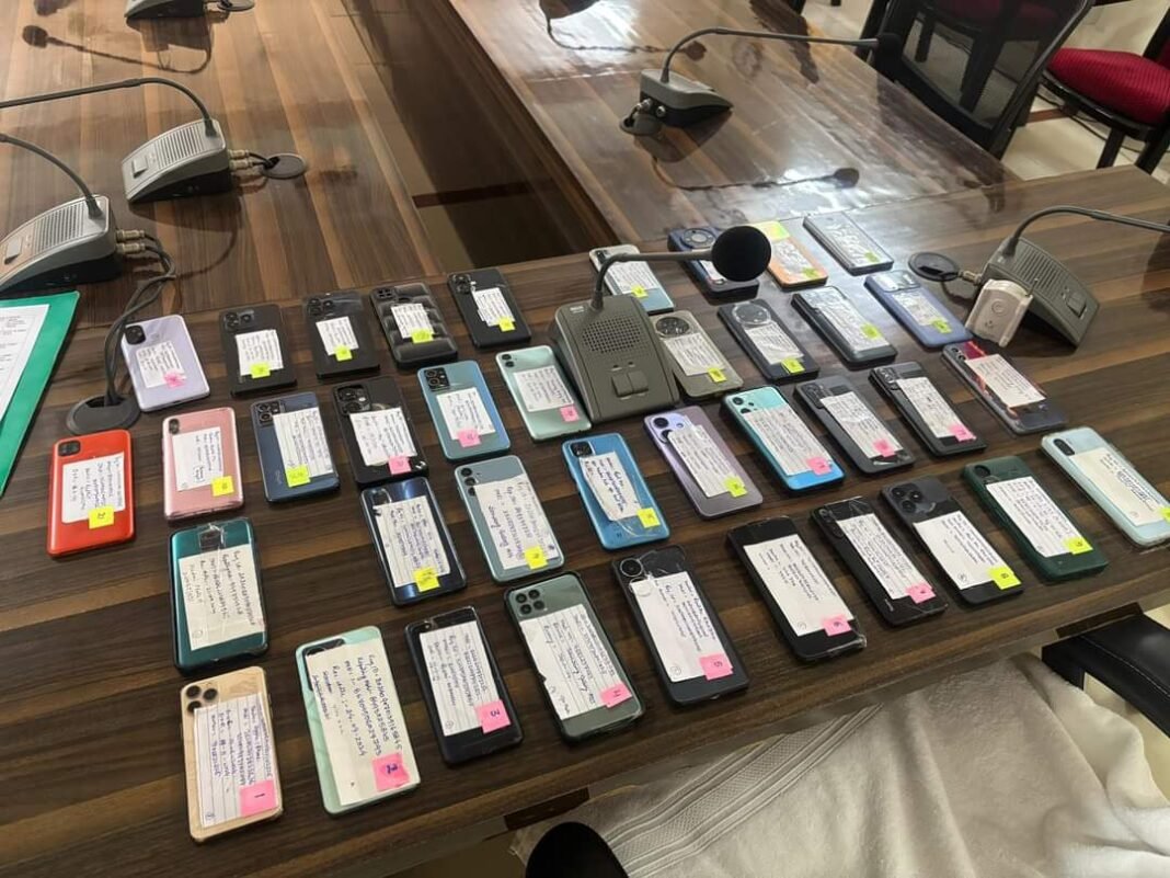 40 Lost phones recovered, handover to their rightful owners