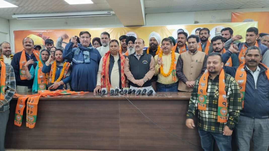 Hundreds from different sections join BJP