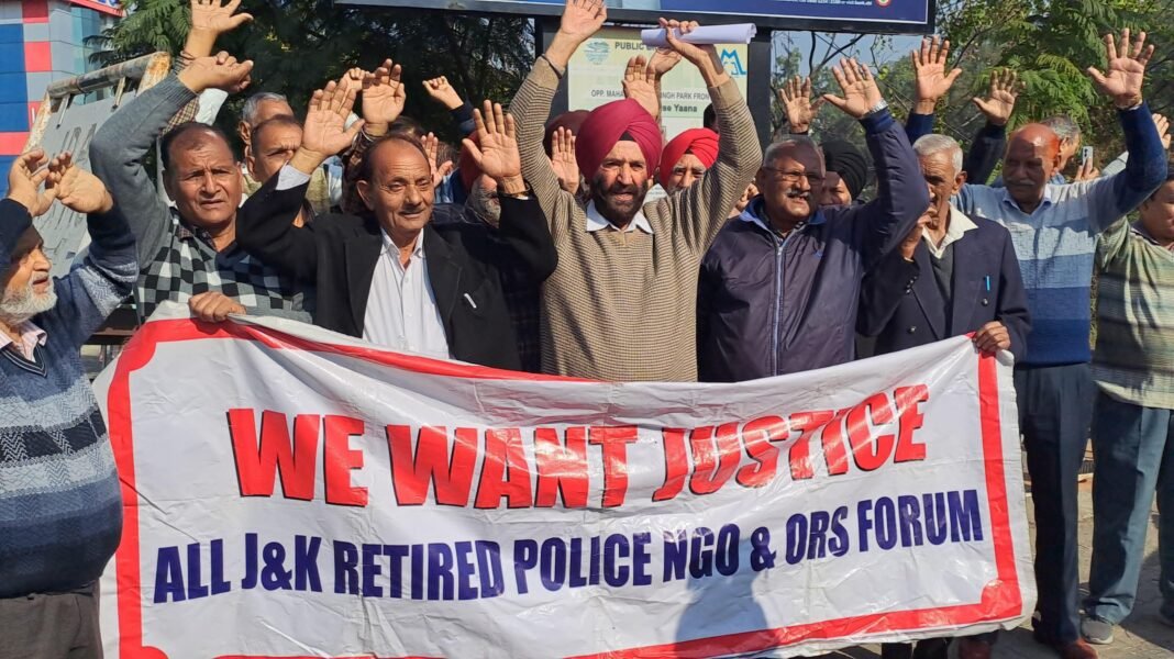 Non-Gazetted police pensioners hold protest, project demands