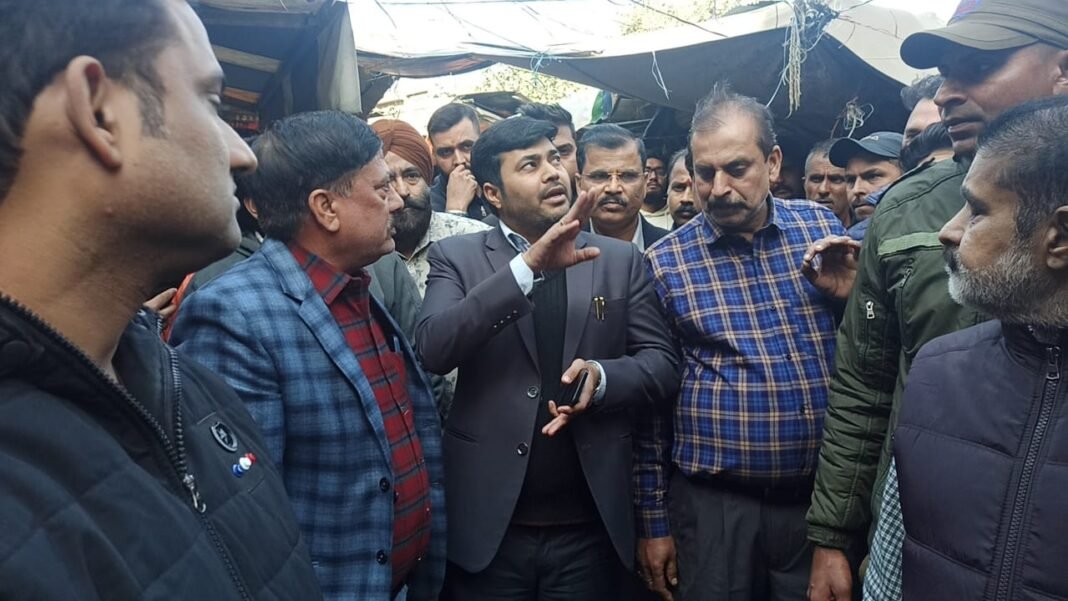 JMC Commissioner Dr. Devansh Yadav Visits Sabzi Mandi, Prade, to review facilities