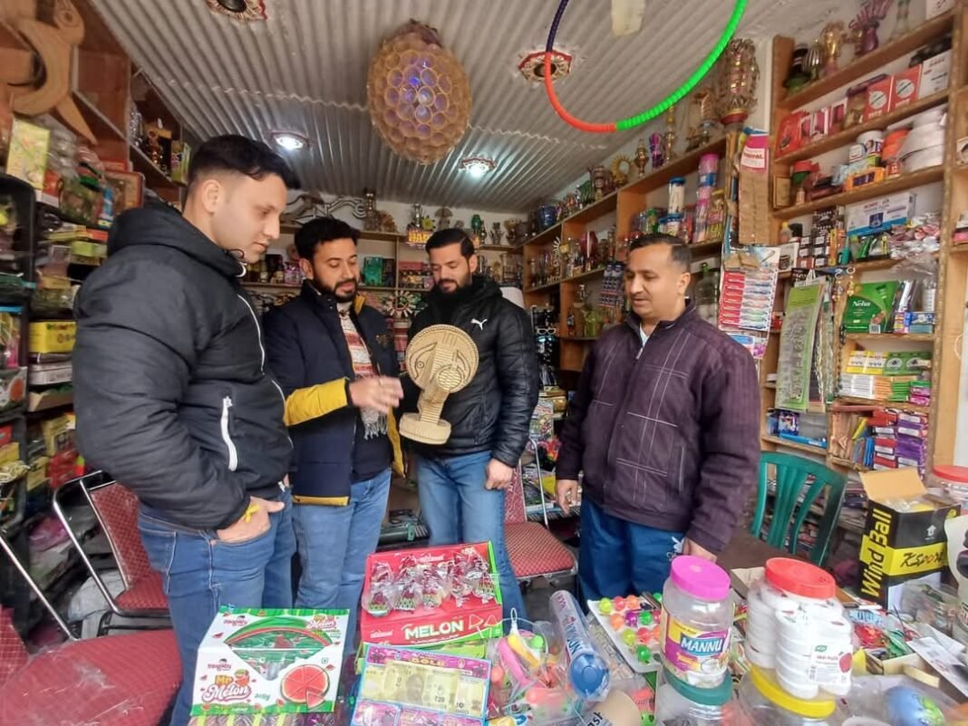 Artisan Sudesh Kumar Turns trash into treasure, Creates unique products from waste