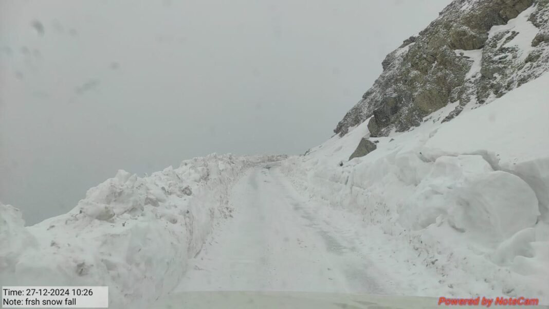 Fresh snowfall starts in Sinthanpass