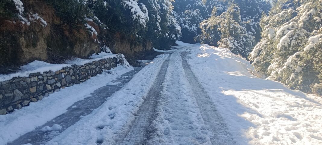 Kishtwar residents decry delays in snow clearance from link roads