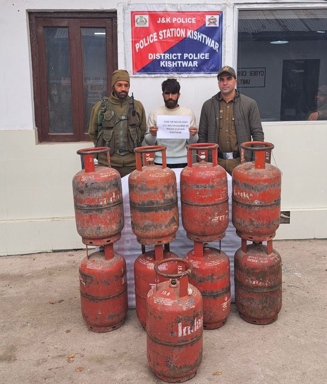 J&K POLICE DISTRICT KISHTWAR ARREST BURGLAR AND RECOVER STOLEN PROPERTY