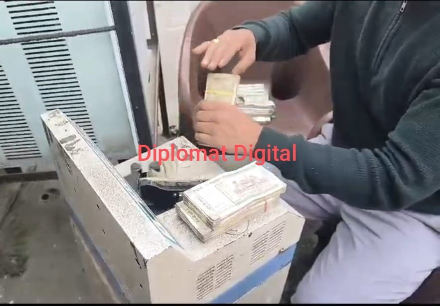 Rs 3.36 Cr seized along J&K-Punjab border in Lakhanpur; cash handed over to IT Dept