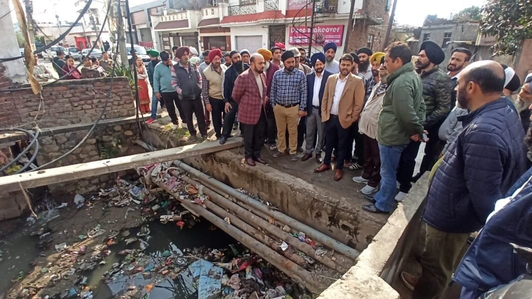Commissioner, JMC conducts tour of Raghunath Bazar and Nanak Nagar to take of grievances being faced by residents of the areas