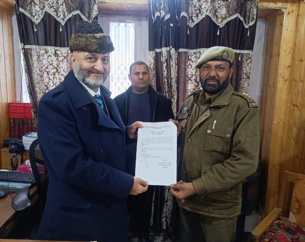 Chief Judicial Magistrate Kishtwar Honors Sub-Inspector Lal Hussain for His Services