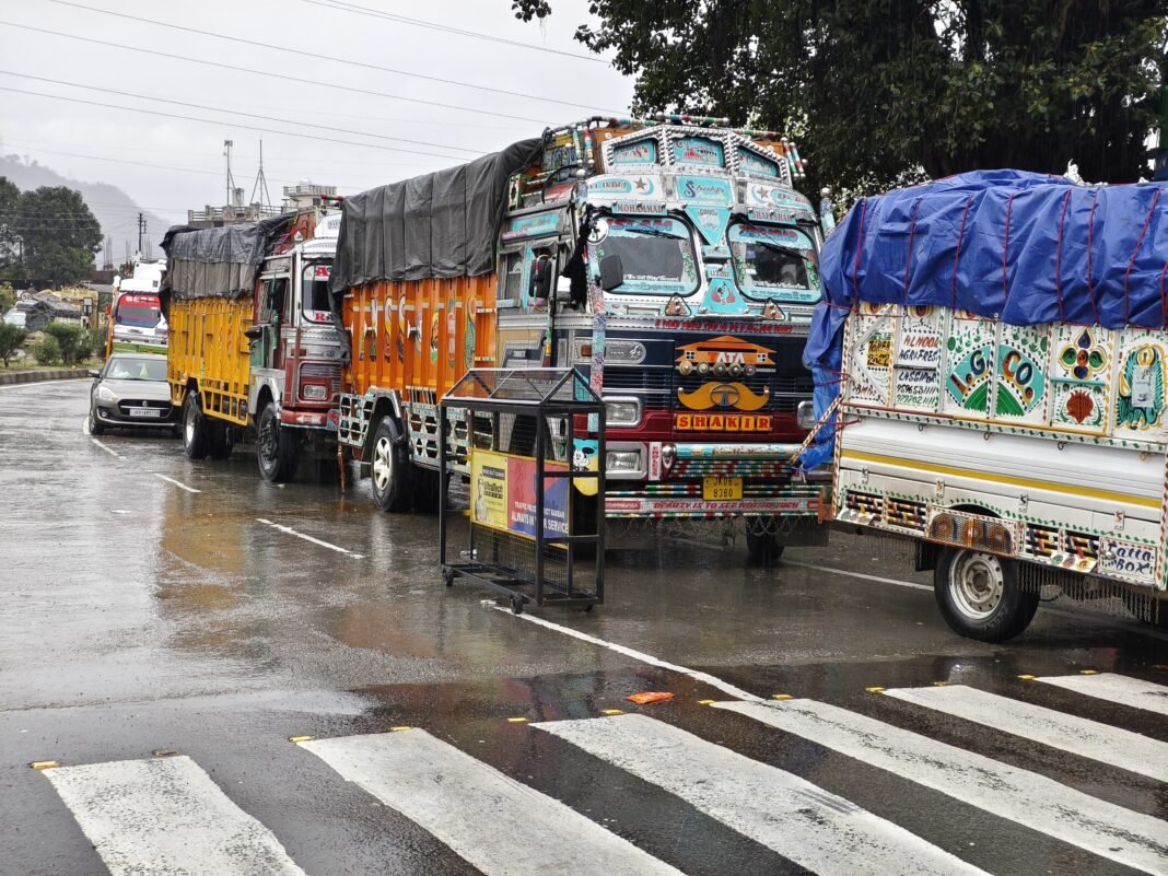 Jammu-Srinagar National Highway Shut Down Amidst Heavy Snow and Landslides