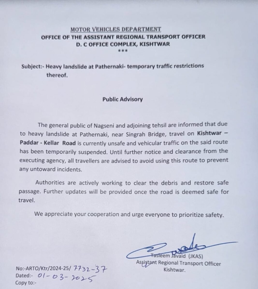 Heavy landslide at Patherna: Traffic Suspended on Kishtwar-Paddar-Kellar road