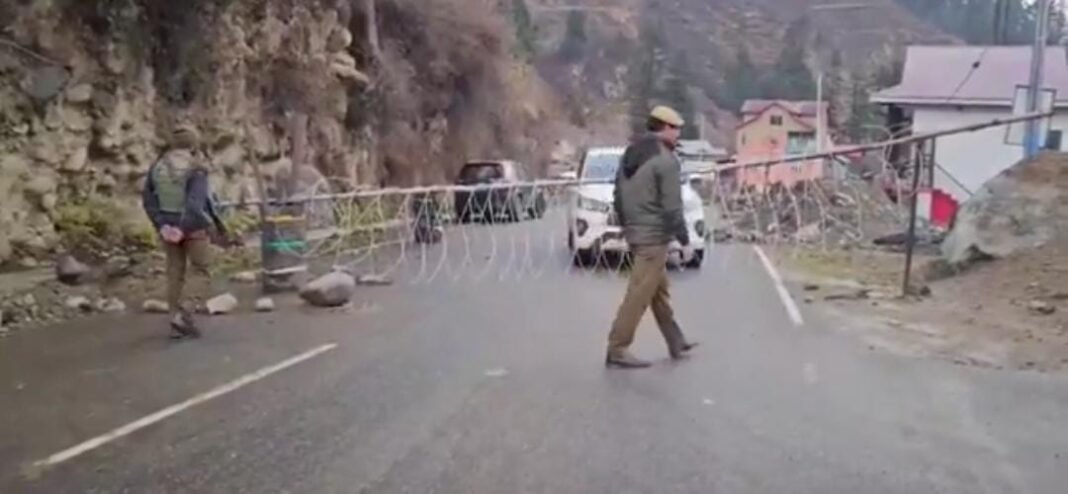 Heavy Snowfall Disrupts Traffic in Bhaderwah Valley