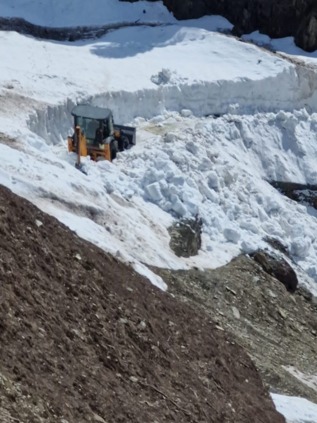 Snow Clearance Operations Underway on Marwah-Warwan Road in Kishtwar