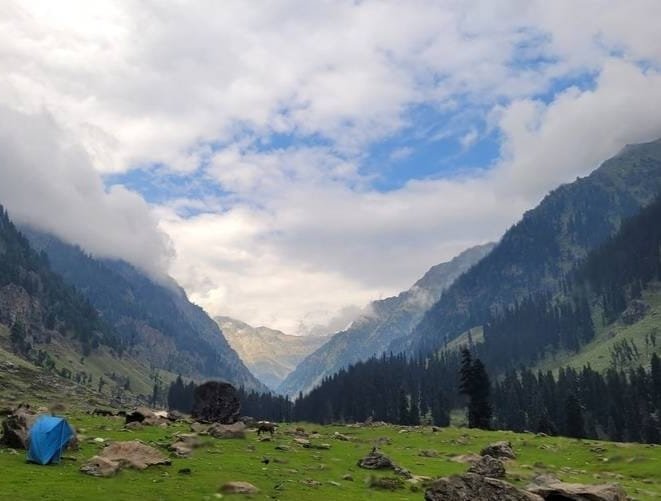 Tourism Slumps After Pahalgam Attack in Kashmir, Bookings Canceled but Some Tourists Persist
