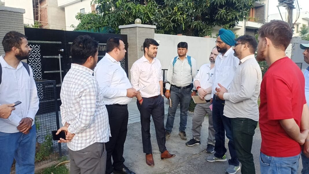 JMC Commissioner Conducts Field Visit to Oversee Street Light Repairs in Jammu City