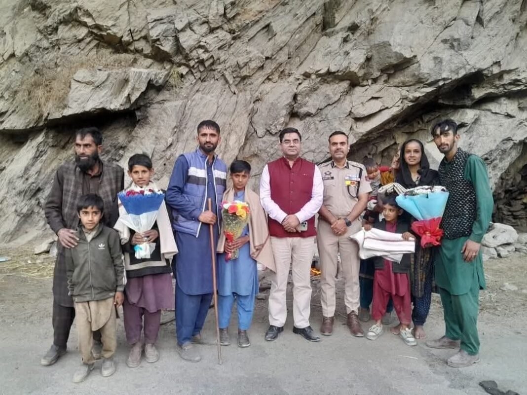 DC & SSP Kishtwar Raises Awareness on “Dharti Aabha Janjatiya Gramin Utkarsh Abhiyan” Among Tribal Communities