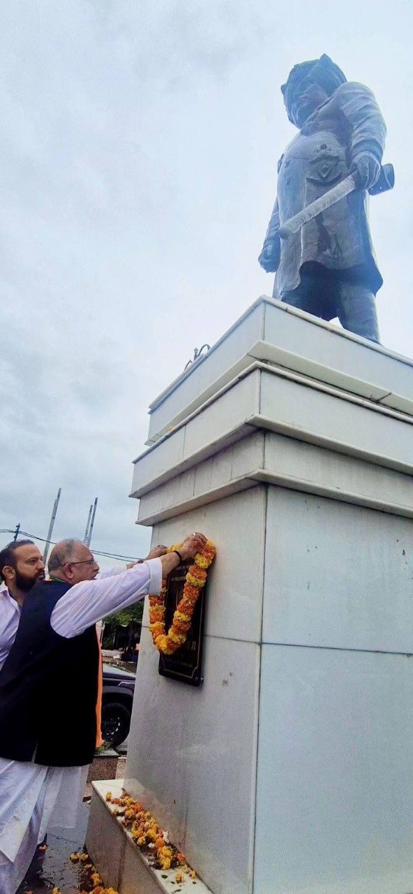 JKPCC Chief, over 250 leaders leave for Delhi for Parliament gherao