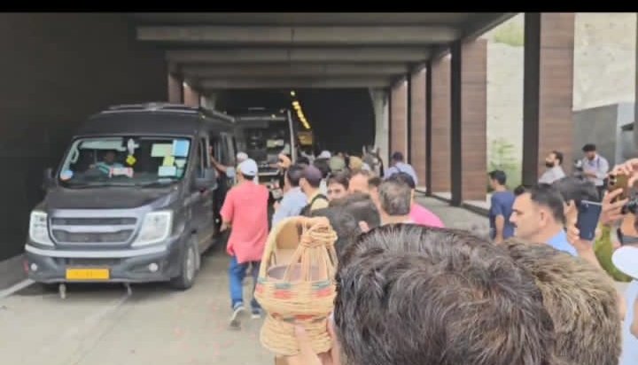 Warm Reception as First Batch of 5,485 Amarnath Yatris Reaches Qazigund