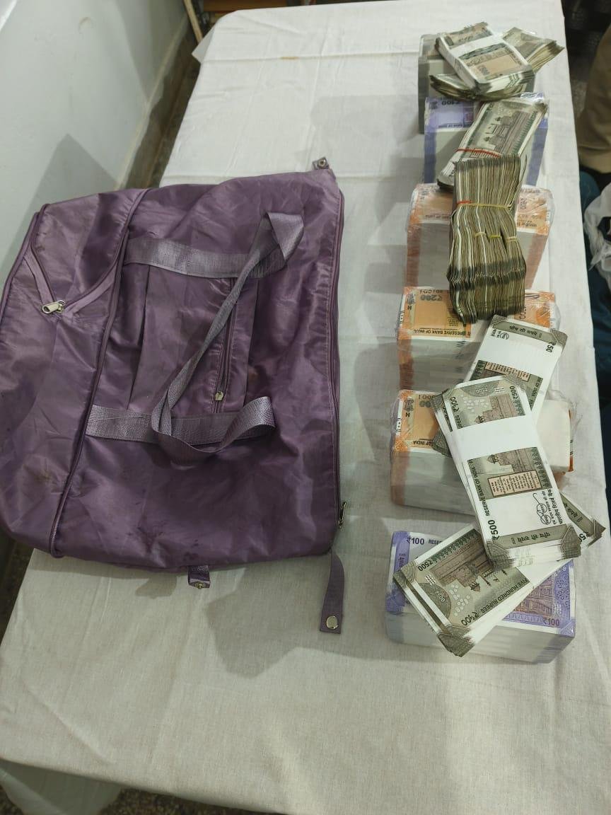 Two Arrested in Manwal With ₹20 Lakh in Cheating and Snatching Case