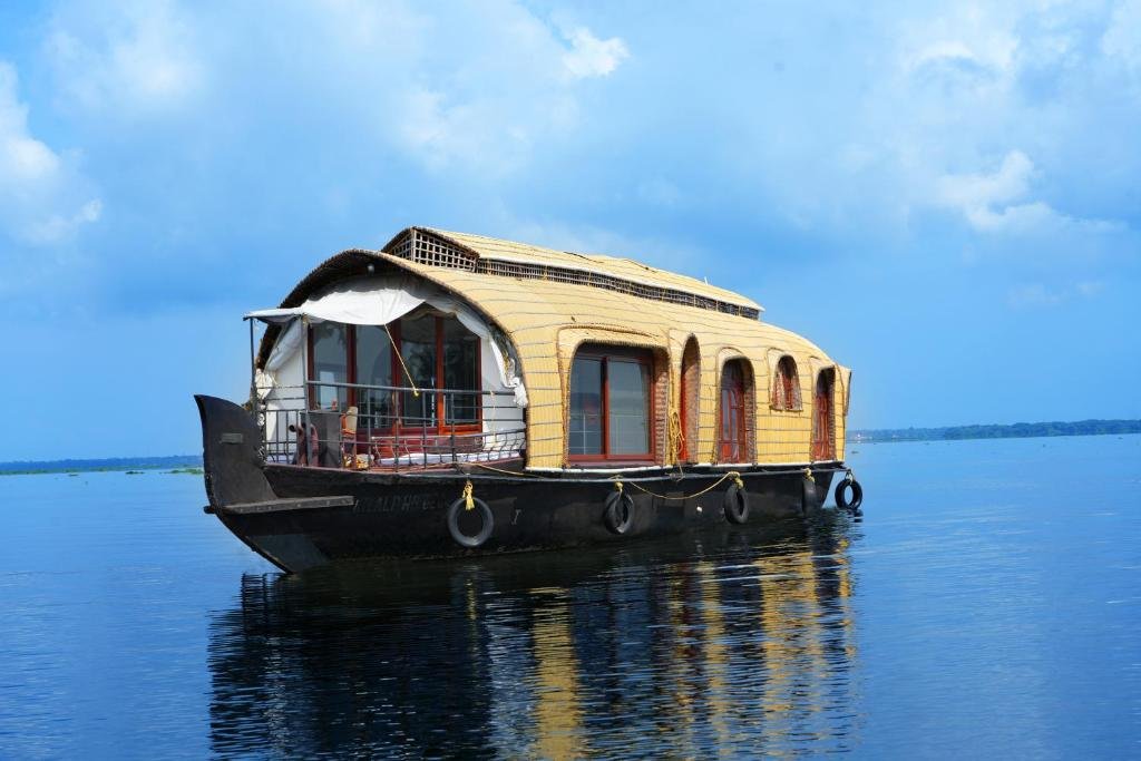Empty Houseboats Paint Grim Picture of Kashmir Tourism