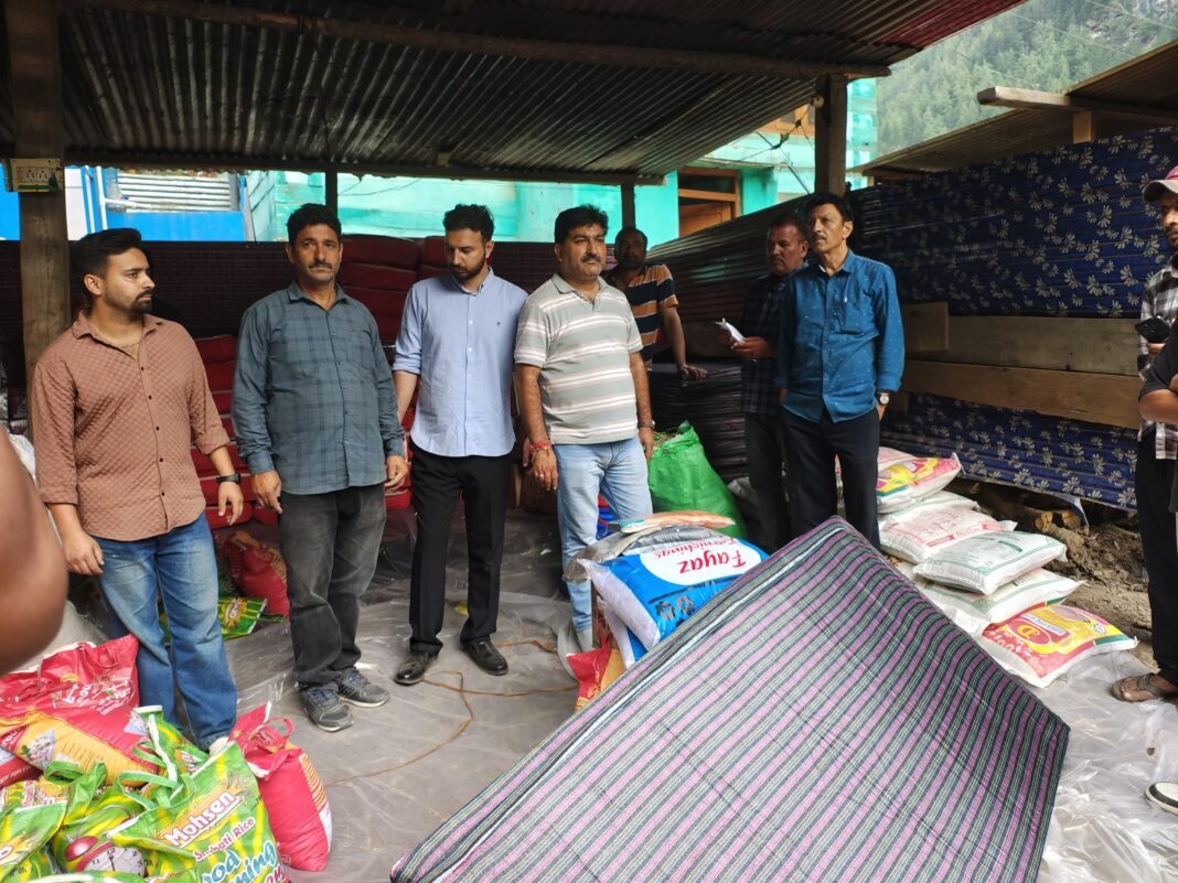 Kishtwar Congress distributes relief to Chisoti Victims