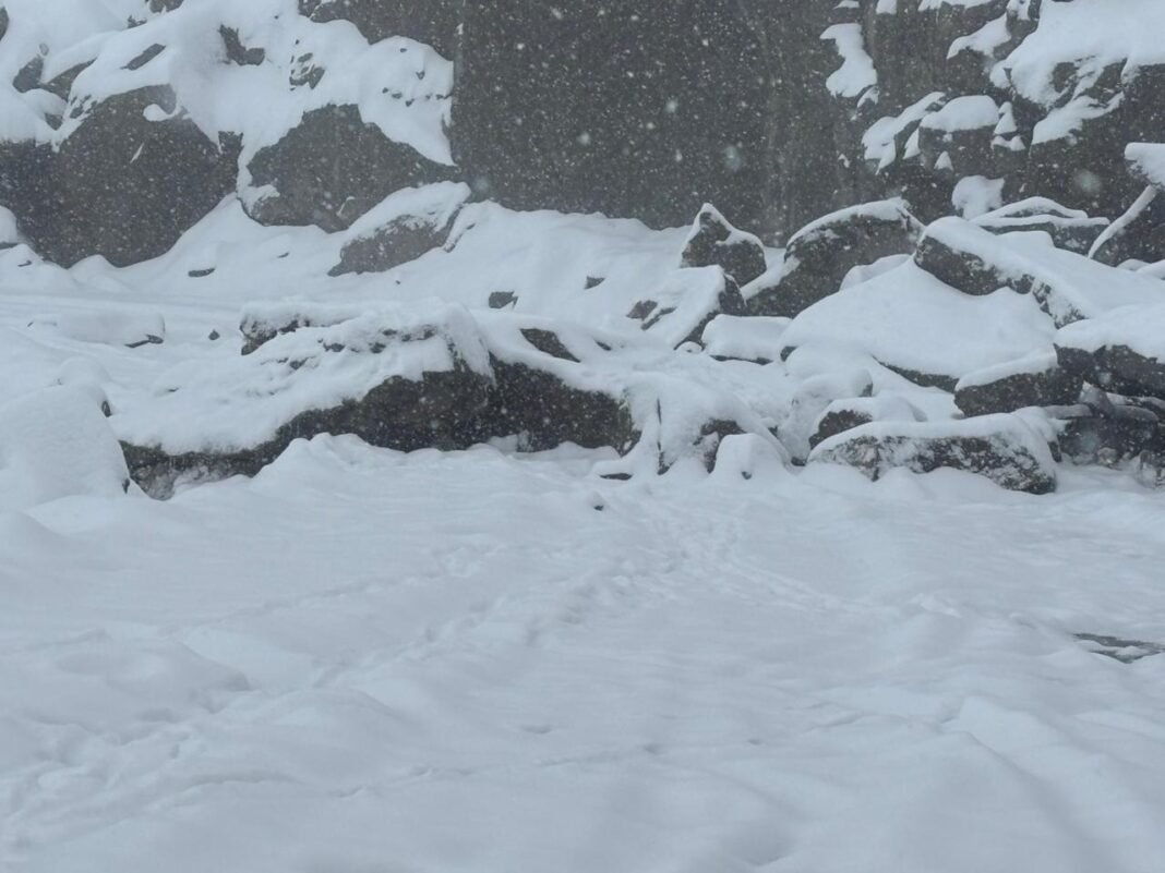 Heavy snowfall over Khardung-La Pass in Ladakh over the last 24 hrs.Traffic movement has been stopped.
