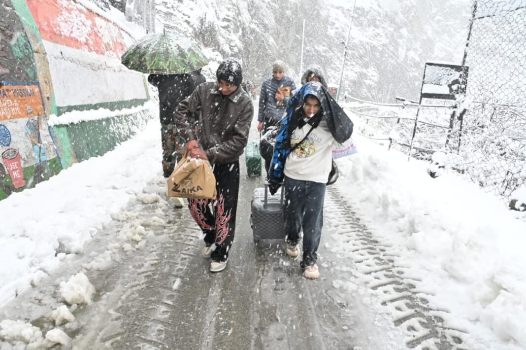 Indian Army Conducts Swift HADR Operations Along NH-44 Amid Heavy Snowfall at Nachlana, Ramban